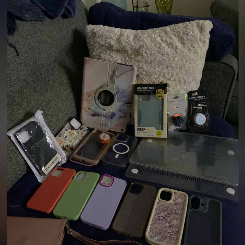 NEW-Apple iPhone case lot,with 3 pop sockets,a laptop & IPad covers,19 items lot
